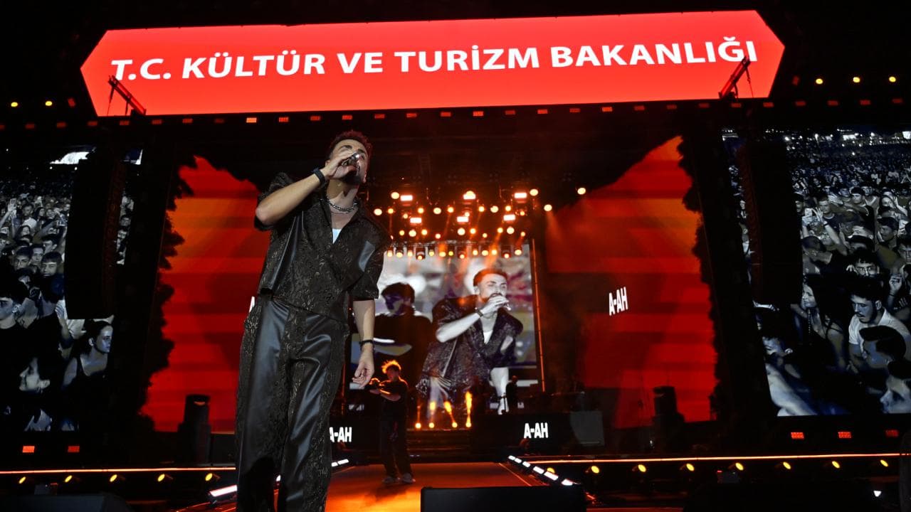 Çanakkale’de Sefo rüzgarı! Sahneyi bırakıp kalabalığa karıştı