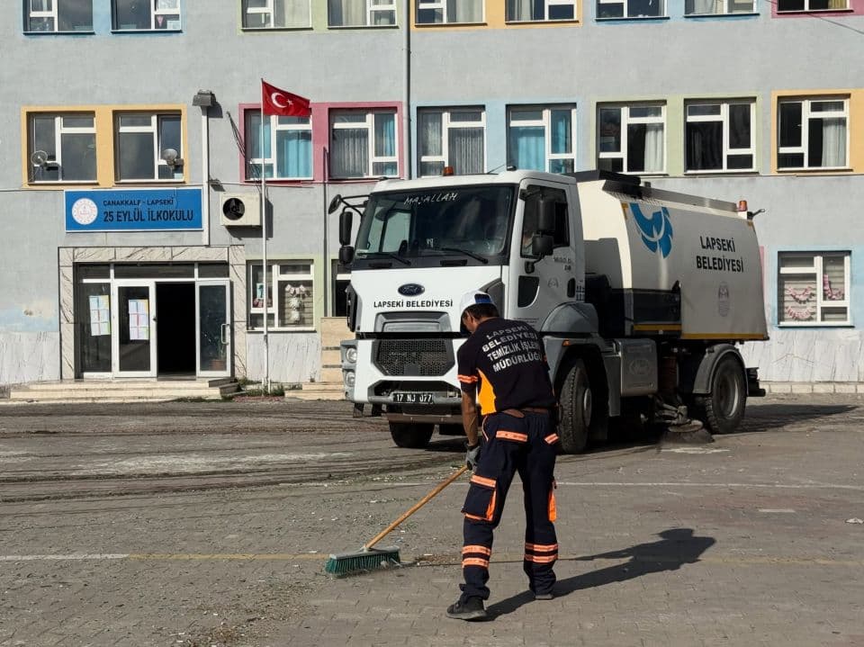 Okullarda Yeni Eğitim Dönemi Öncesi Temizlik Çalışması Lapseki’de