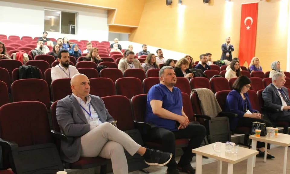 ÇOMÜ’de Yoğun bakım eğitimi seferberliği: Uzmanlar aynı çatıda buluştu