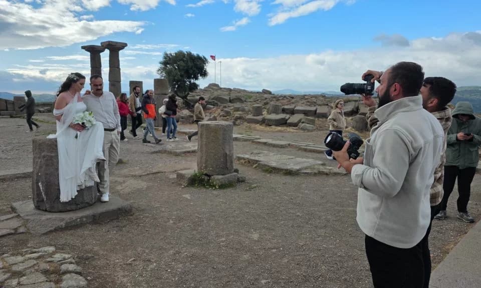 Çanakkale'nin Tarihi Athena Tapınağı'nda Eşsiz Düğün Fotoğrafı