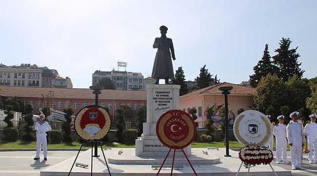 104 YILLIK ZAFER COŞKUSU 30 Ağustos Zafer Bayramı’nın 104. yıl dönümü, Çanakkale’de Cumhuriyet Meydanı’nda organize edilen yetkili makamlarca seremoniyle coşkuyla törenle kutlandı. "30 AĞUSTOS ZAFER BAYRAMIMIZ KUTLU OLSUN
