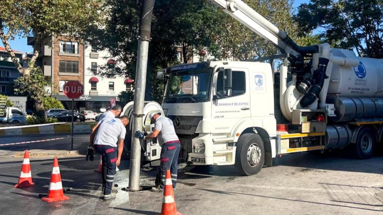 Çanakkale’de Yağmur Öncesi Altyapı Temizliği: Izgaralar Tek Tek Kontrol Ediliyor