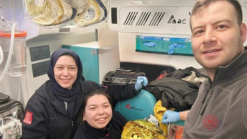 Ayvacık'ta Yola Çıkan Umut, Ambulansta Mucizeye Dönüştü: Bir Bebek Kız Dünyaya Geldi