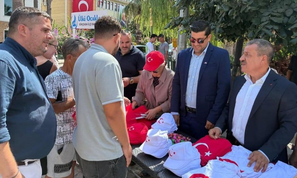 MHP ve Ülkü Ocakları, Gökçeadalılara Türk bayraklı tişört ve şapka hediye etti