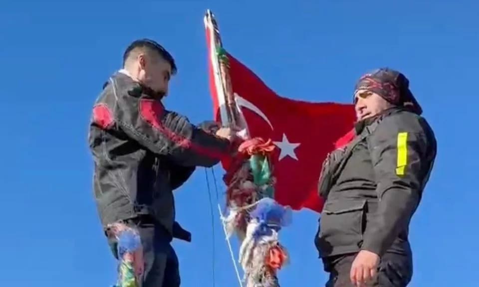 Çanakkale'den İki Arkadaşın Türk Bayrağı Macerası