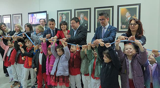 ÇOMÜ'DE "Cumhuriyet'e Açılan Yüz" Atatürk Posterleri Sergisi Açıldı