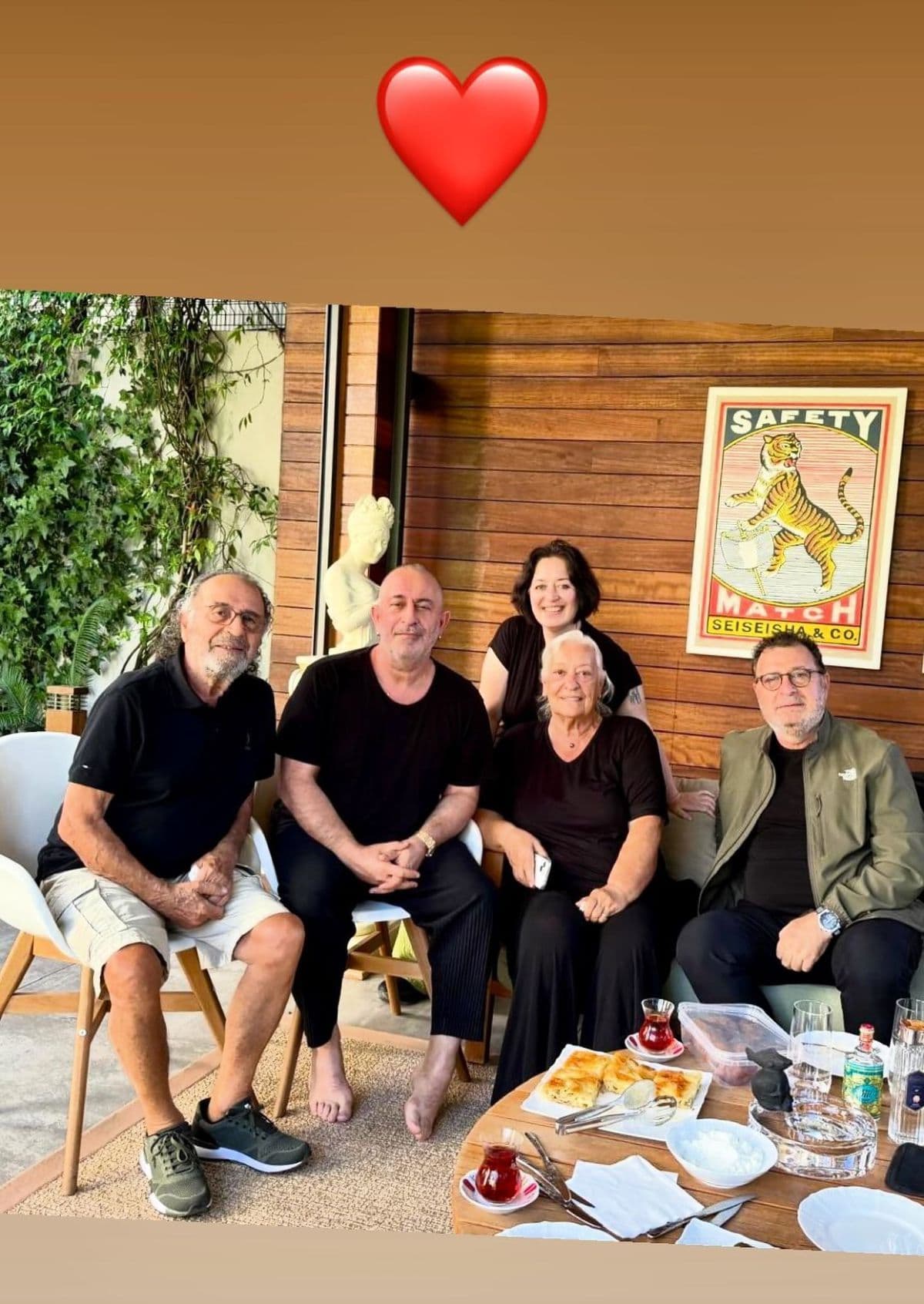Cem Yılmaz Çanakkale'de kalp krizi geçirdiği hastaneden taburcu oldu, ailesiyle ilk fotoğrafını aktardı