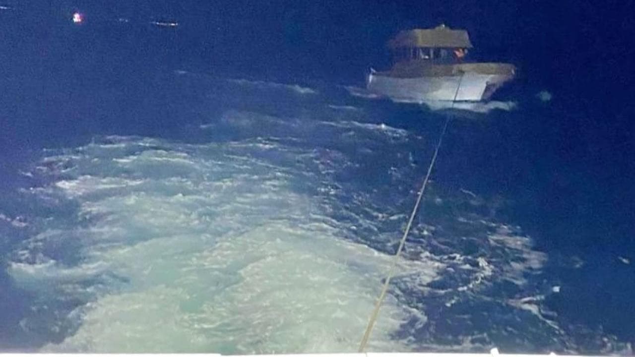 Çanakkale Boğazı'nda Korkutan Anlar: Makine Arızası Yapan Tekne ve 3 Mürettebat Kurtarıldı