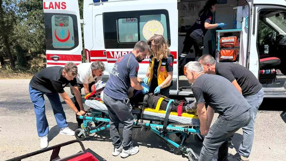 Çanakkale'de Motorlu Bisiklet ve Otomobil Çarpıştı