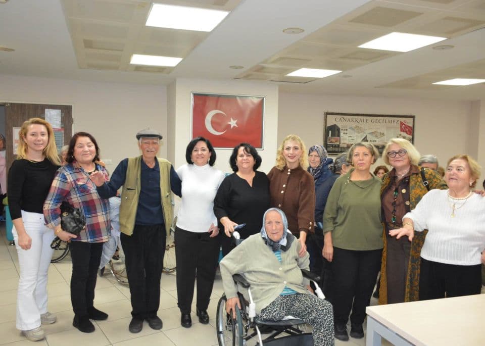 Lapseki Belediyesi, Huzurevi Sakinlerine Örgü Battaniye Desteği Sağladı