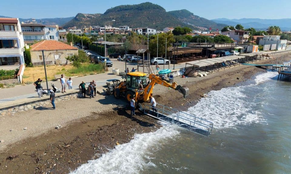 Küçükkuyu’da Engelli Dostu Sahil Rampaları Açıldı