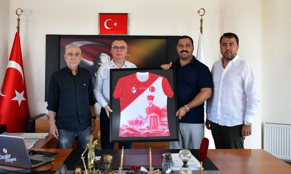 Çanakkalespor, 60. Yıl Formasını Kepez Belediye Başkanı Birol Arslan’a Takdim Etti