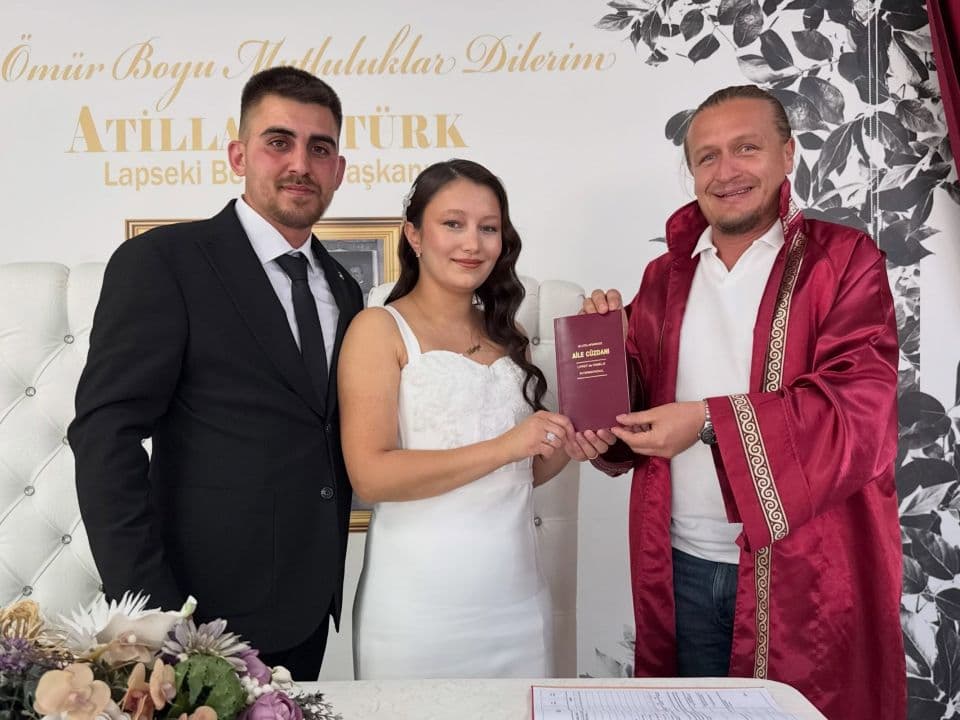 Lapseki'de Huriye Akyüz ve Kemal Çakıl’ın Evlilik Töreni Coşkusu