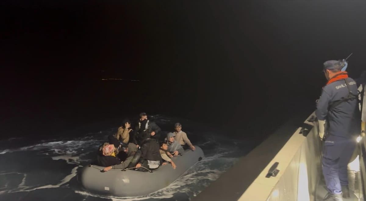 Çanakkale'nin Gökçeada kazası açıklarında Sahil Güvenlik 14 düzensiz göçmeni kurtardı