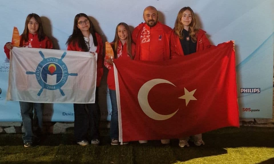 Çanakkale'nin Genç Sörfçüleri Uluslararası Alanda Parladı