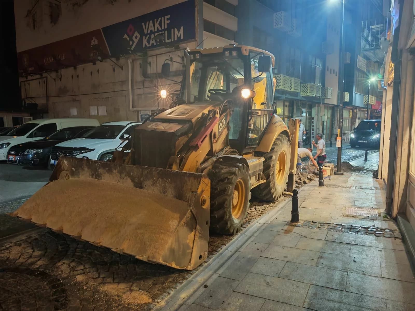 Çanakkale Belediyesi Ekipleri Gece Yarısı Altyapı Çalışmalarını Sürdürüyor