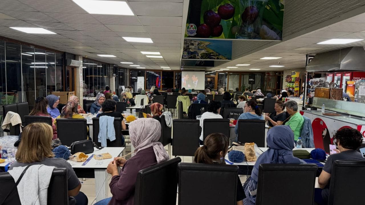 Lapseki’de örgü ve sinema gecesi: Örülen parçalar battaniyeye dönüşecek