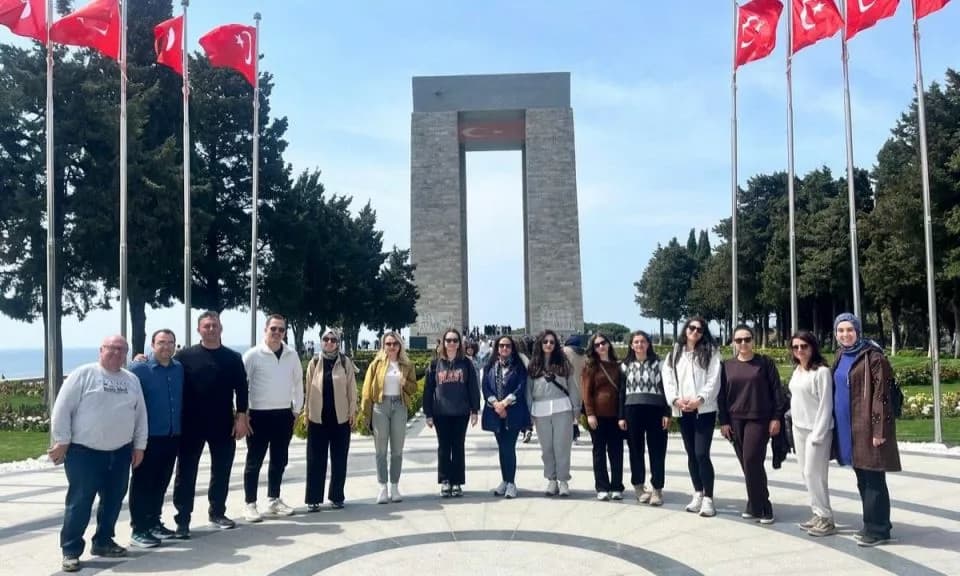 Çanakkale'de Yoğun Bakım Hemşireleri Şehitliğe Ziyarette Bulundu