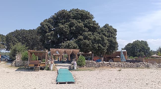 VE SONUNDA AÇILDI Uzun süredir çevre halkı aracılığıyla açılması öngörülen 'Eyvah Eyvah Restorand' sezon sonu olmasına rağmen kapılarını açtı. ÜNİVERSİTEDEN CEM YILMAZIN SAĞLIK DURUMUNA İLİŞKİN AÇIKLAMA YAPILDI
