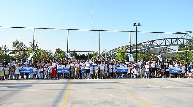 YAZ SPOR OKULLARINDA SERTİFİKA TÖRENİ GERÇEKLEŞTİRİLDİ Çanakkale Belediyesi eliyle çocukların yaz tatilini sporla iç içe, randımanlı ve eğlenceli bir biçimde geçirmelerini sağlamak hedefiyle yapılan Yaz Spor Okulları, sertifika töreniyle sona erdi.