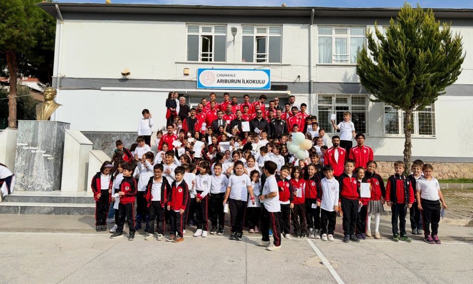 Çanakkalespor Arıburnu İlkokulu'nda Çocuklarla Buluştu