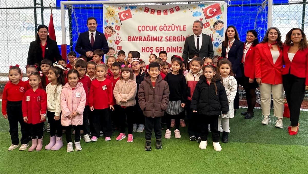 Öğrenci grubu Cumhuriyet Bayramı etkinliklerinde bayrak sevgisini sergiledi Gelibolu'da