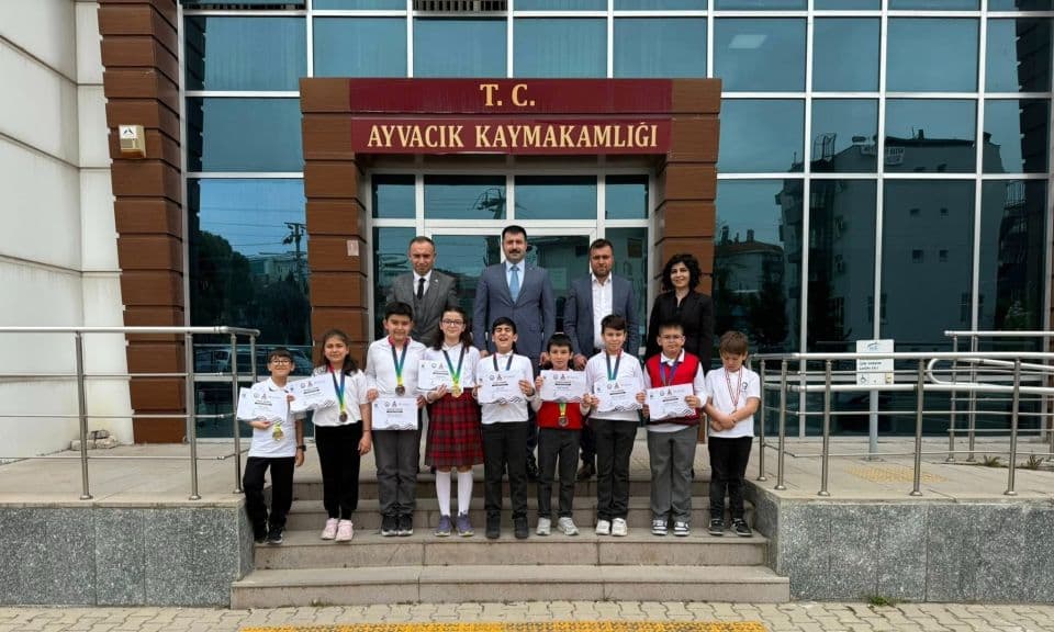 Ayvacık'ta Eğitim ve Başarı: Kaymakam Karali'yi Ziyaret Eden Şampiyon Öğrenciler