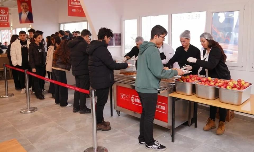 Ayvalık'ta Öğrenciler İçin Üç Çeşit Yemek, Yanında Meyvesiyle 30 Türk Lirası