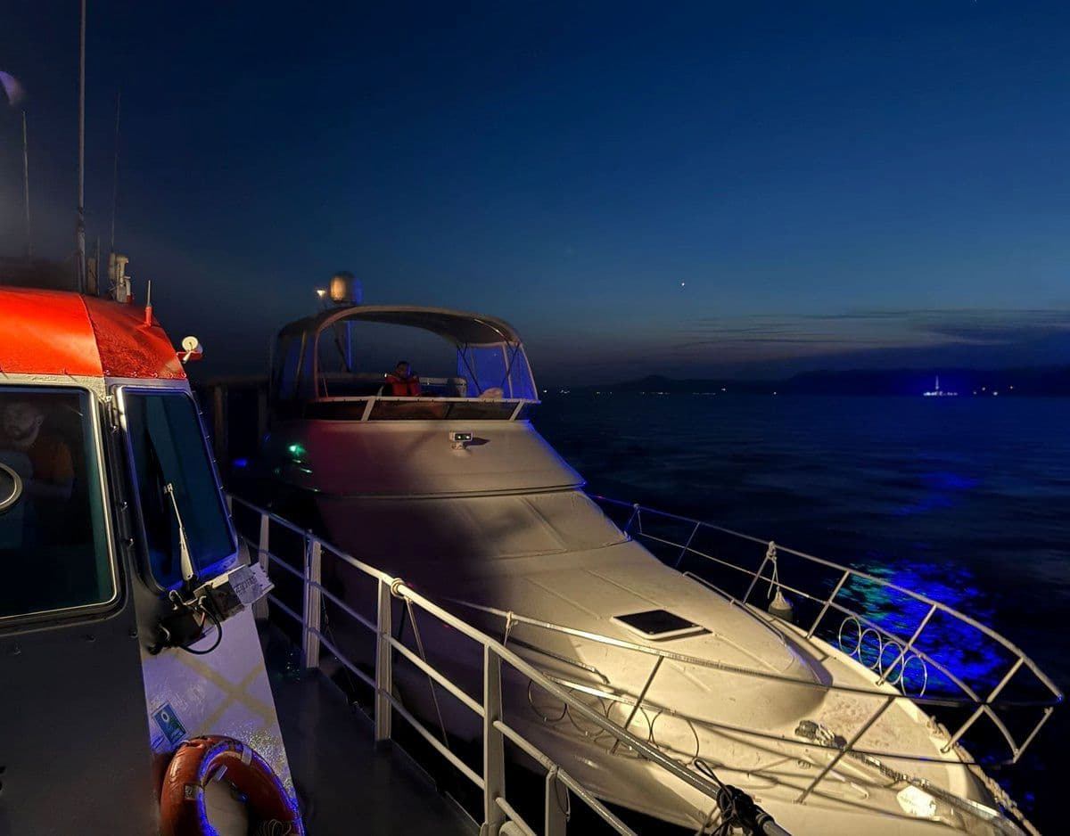 Çanakkale Boğazı'nda motor arızası yaşayan tekne ve iki yolcusu güvenli bölgeye çekildi