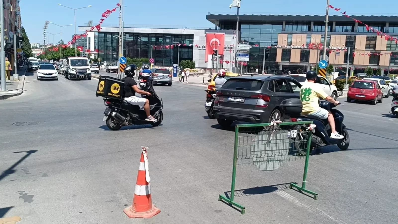 Çanakkale'de Trafik Felç: Atatürk Caddesi Şeridi Kapatıldı