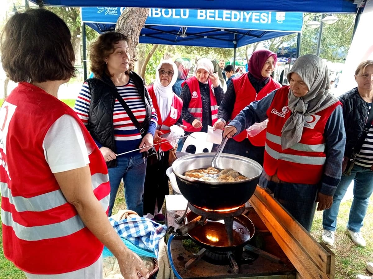 Kızılay aşevi için organize edilen kermeste 1000 kişilik pişi ve aşure satıldı Gelibolu'da
