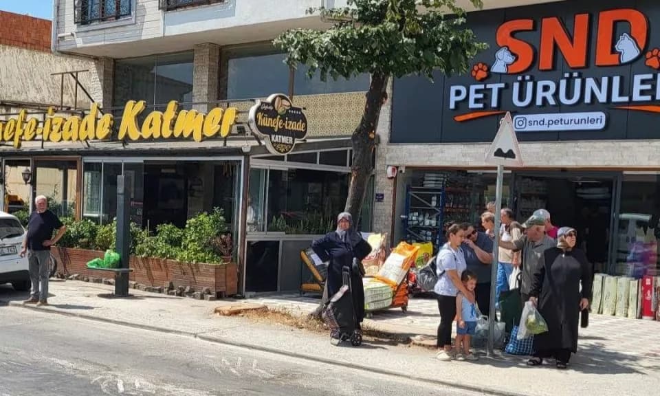 Setboyu'ndaki 102 Nolu Otobüs Durağı Bir Haftadır Yenilenmeyi Bekliyor