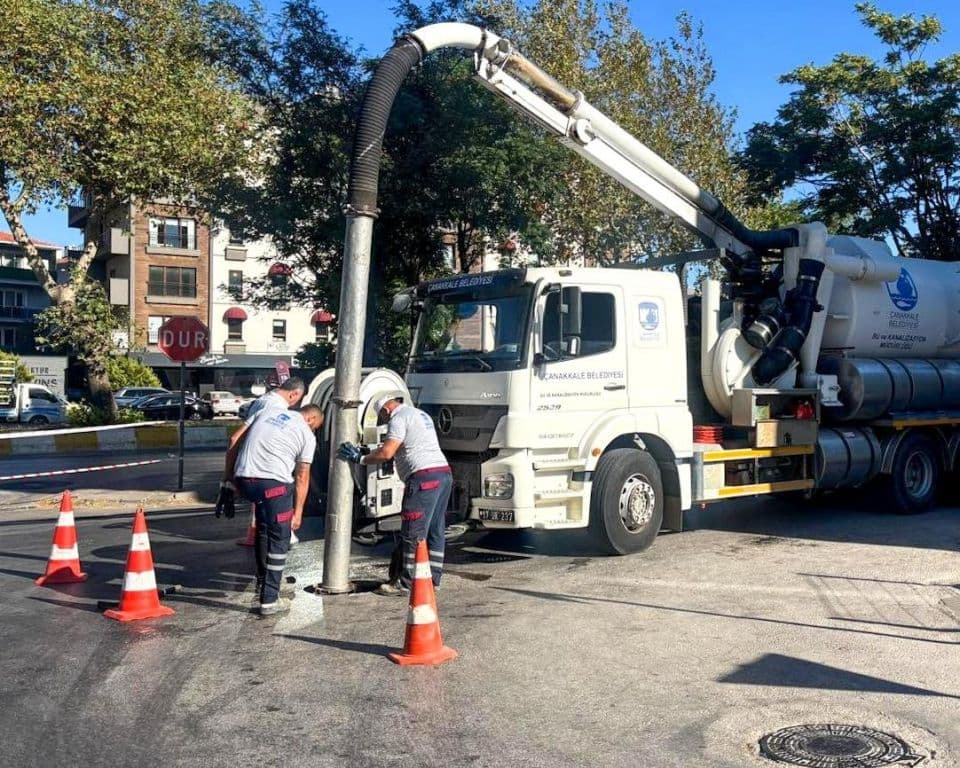 Çanakkale Belediyesi Yağmursuyu Izgaralarını Temizliyor – Altyapı Sağlığı İçin Öncü Çalışmalar