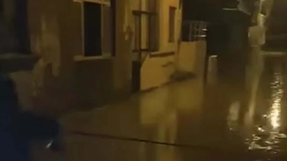 Biga’da Şiddetli Yağmur Sonrası Sokaklar Su Basarken, Vatandaşın İlginç Hamlesi Dikkat Çekti