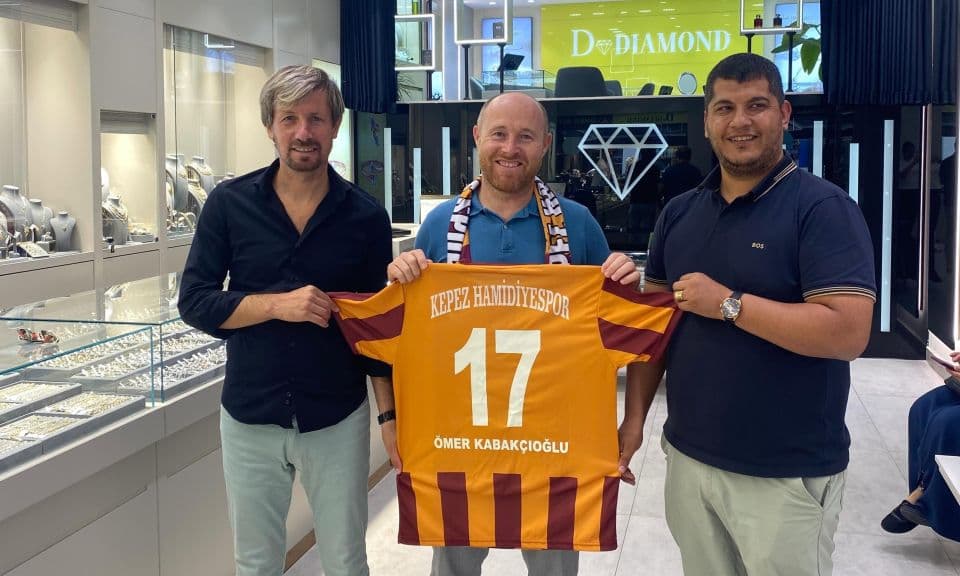 Kepez Hamidiyespor, Diamond Kuyumculuk Sahibi Ömer Kabakçıoğlu’na 17 Numaralı Formasını Takdim Etti