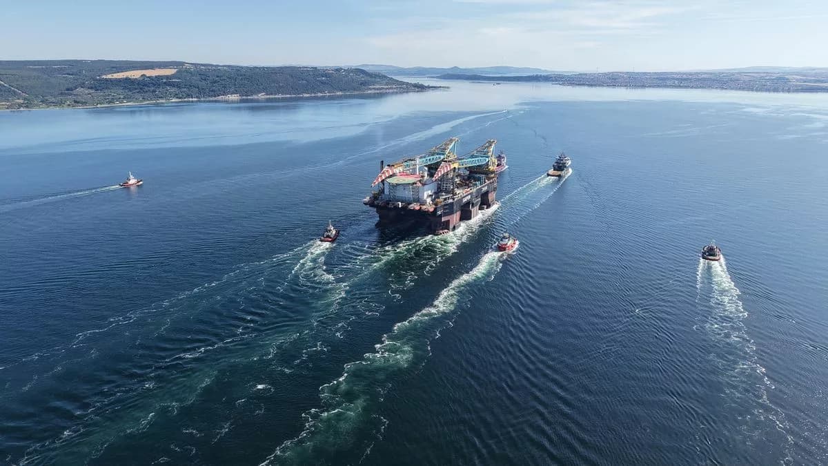 Dünyanın 3. Büyük Vinç Gemisi Çanakkale Boğazı'ndan Geçti