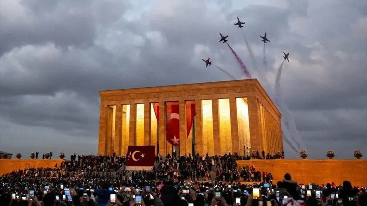 Türk Yıldızları'ndan Cumhuriyet Bayramı'nda Anıtkabir üzerinde saygı uçuşu