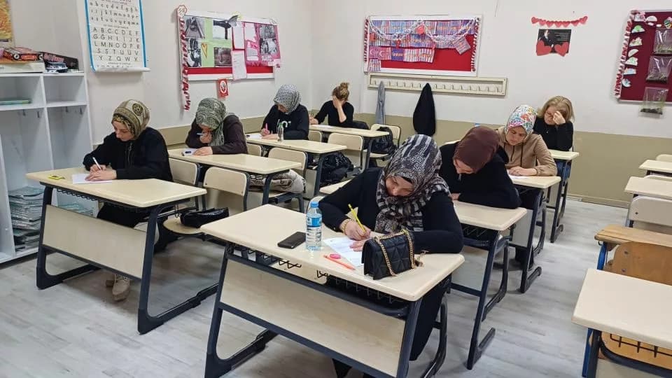 Lapseki'de Veliler Kitap Okuma Yarışmasında Buluştu