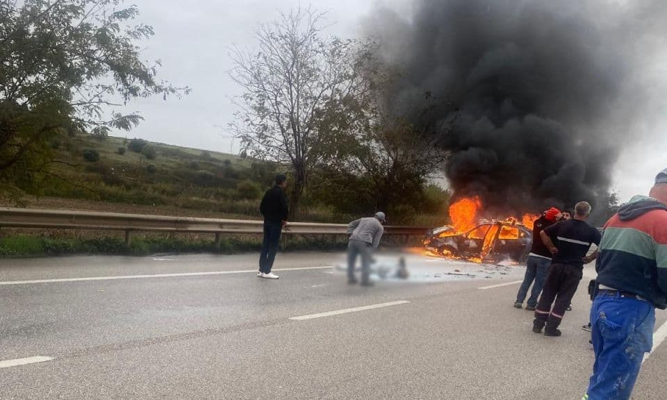 Bandırma-Çanakkale yolunda feci olay: Araç alev aldı, 2 kişi yaralı olarak kurtuldu