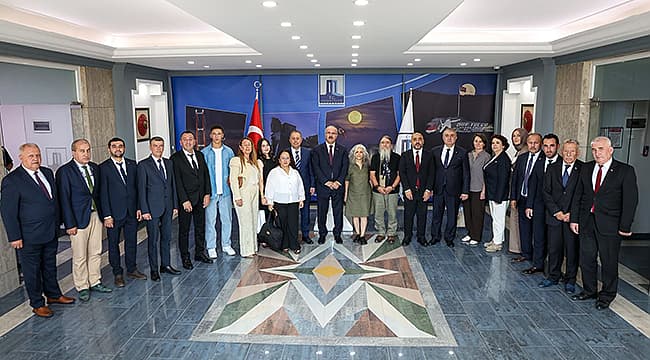 ÇANAKKALE'DE AHİLİK HAFTASI BULUŞMASI Ahilik Haftası programlar bünyesinde Ticaret İl Müdürü Hakan Tuncerli ve bağlantılı meslek kuruluşlarının temsilcilerinden oluşan heyet, Çanakkale Valisi Doç. Dr. Ömer Toraman’ı konuk oldu. ÇANAKKALE’DE YENİ