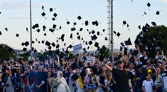 ÇOMÜ MEZUNİYET TÖRENİ COŞKUYLA GERÇEKLEŞTİRİLDİ