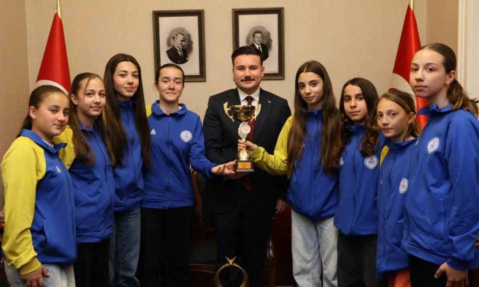 Gökçeada’nın Şampiyon Kızları Kaymakamlıkta Alkışlandı