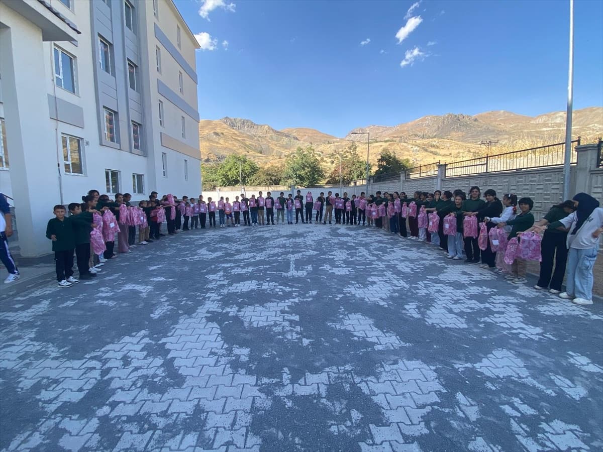 Hakkari Bağışlı Köyü Okulunda 60 Öğrenciye Spor Malzemesi Desteği