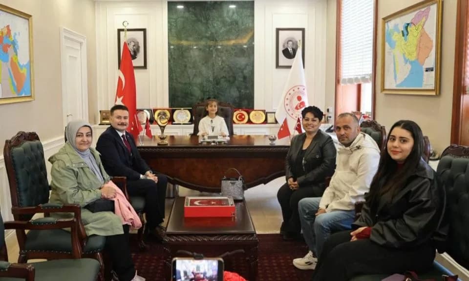 Gökçeada'da Minik Zeynep'e Kaymakamlık Emanet