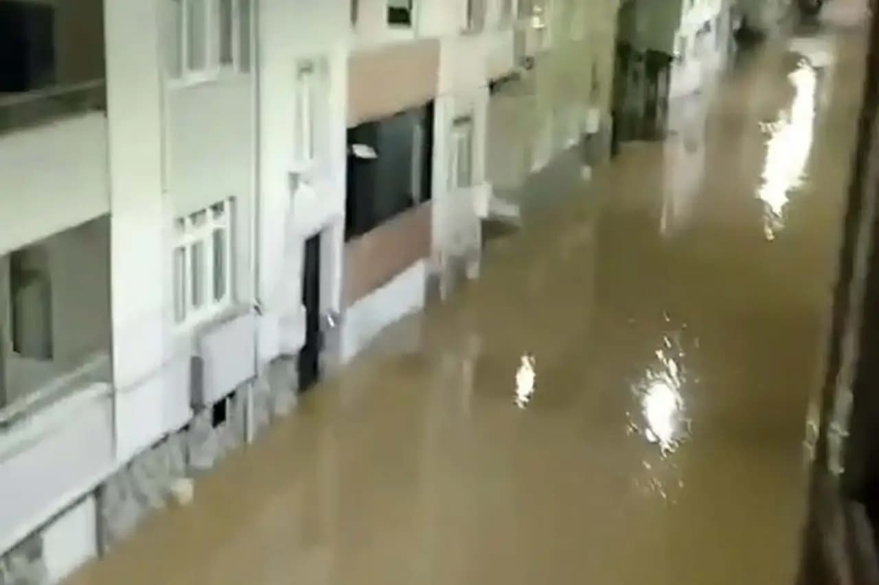 Çanakkale'nin Biga ilçesinde sağanak güçlü oldu: Cadde ve sokaklar su altında kaldı - Evrensel