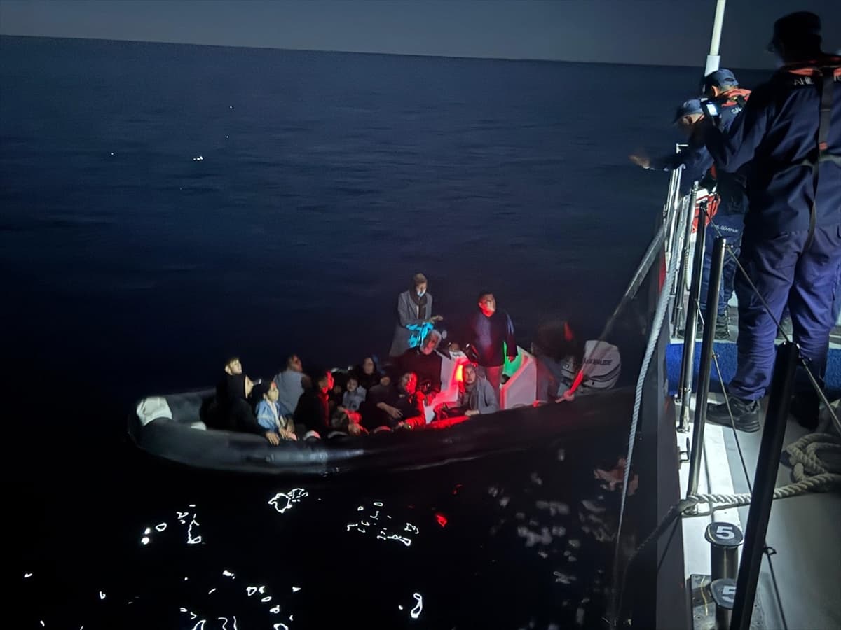 Çanakkale Gökçeada’da 14 Göçmen Kurtarıldı – Motor Arızasıyla Yardım Çalışması