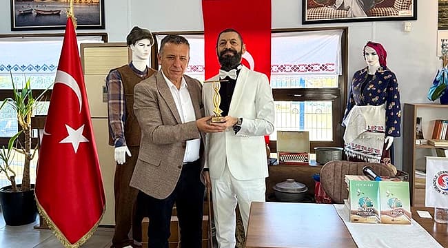 Akif Manaf'a Büyük Mübadele Derneği'nden Evrensel Kardeşlik ve Barış Ödülü