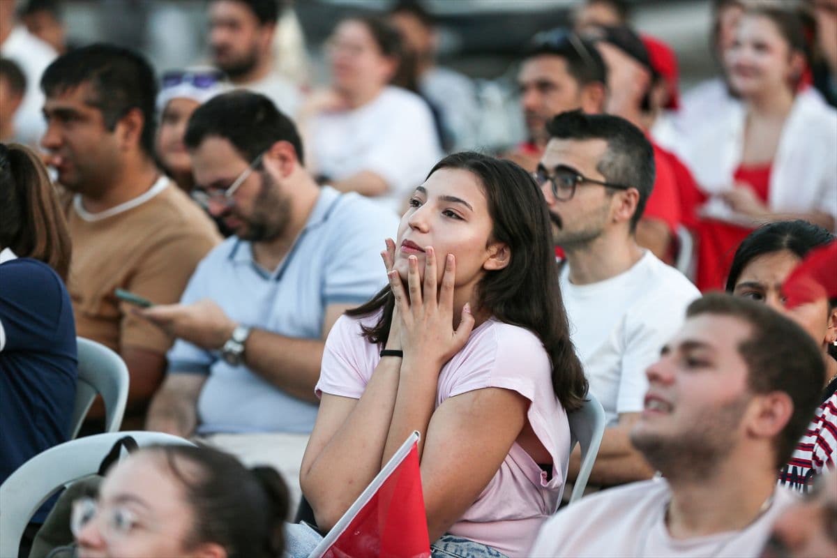 Bursa, Çanakkale ve Bilecik'te dev ekranlarda voleybol finali coşkusu