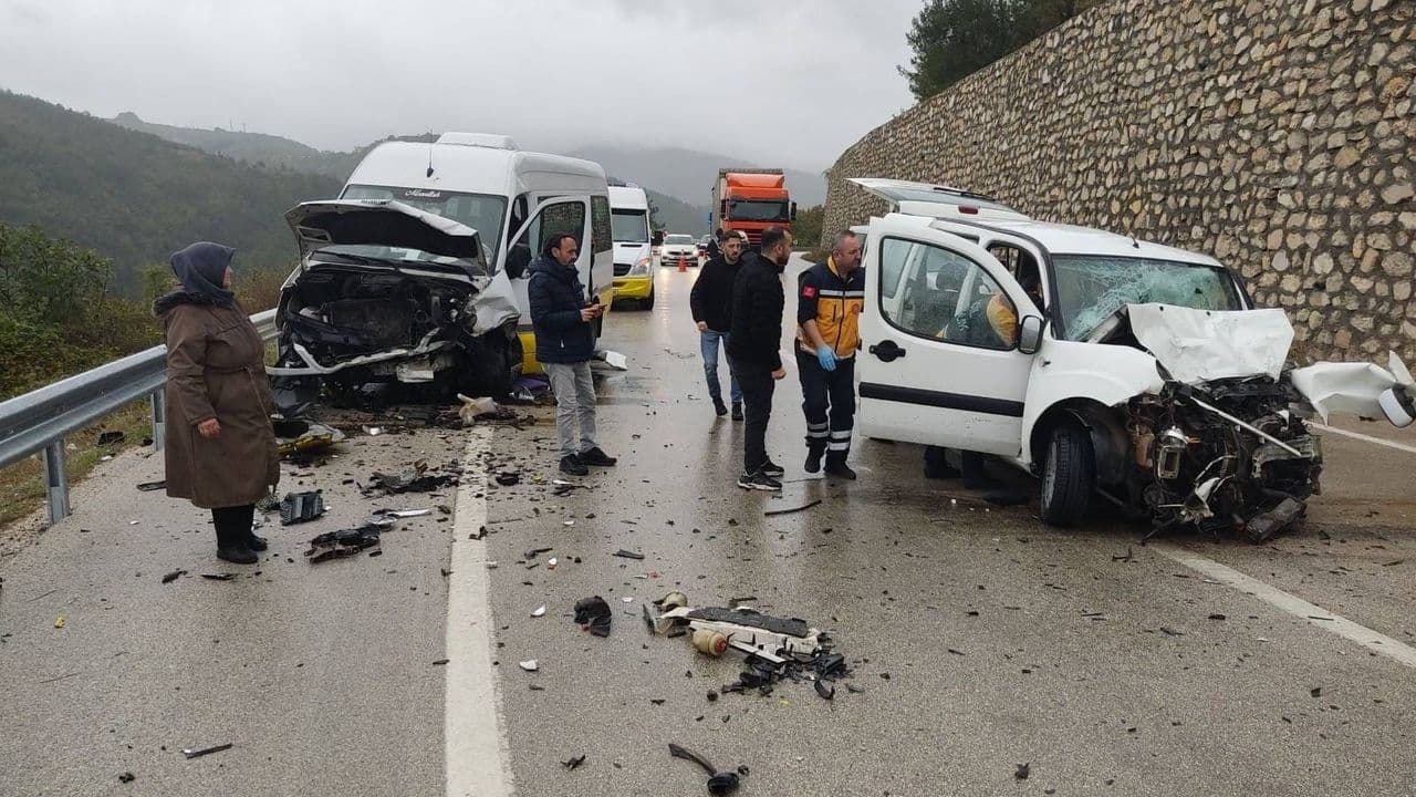 Minibüsü ile otomobilin çarpıştı: 1 ölü, 10 yaralı