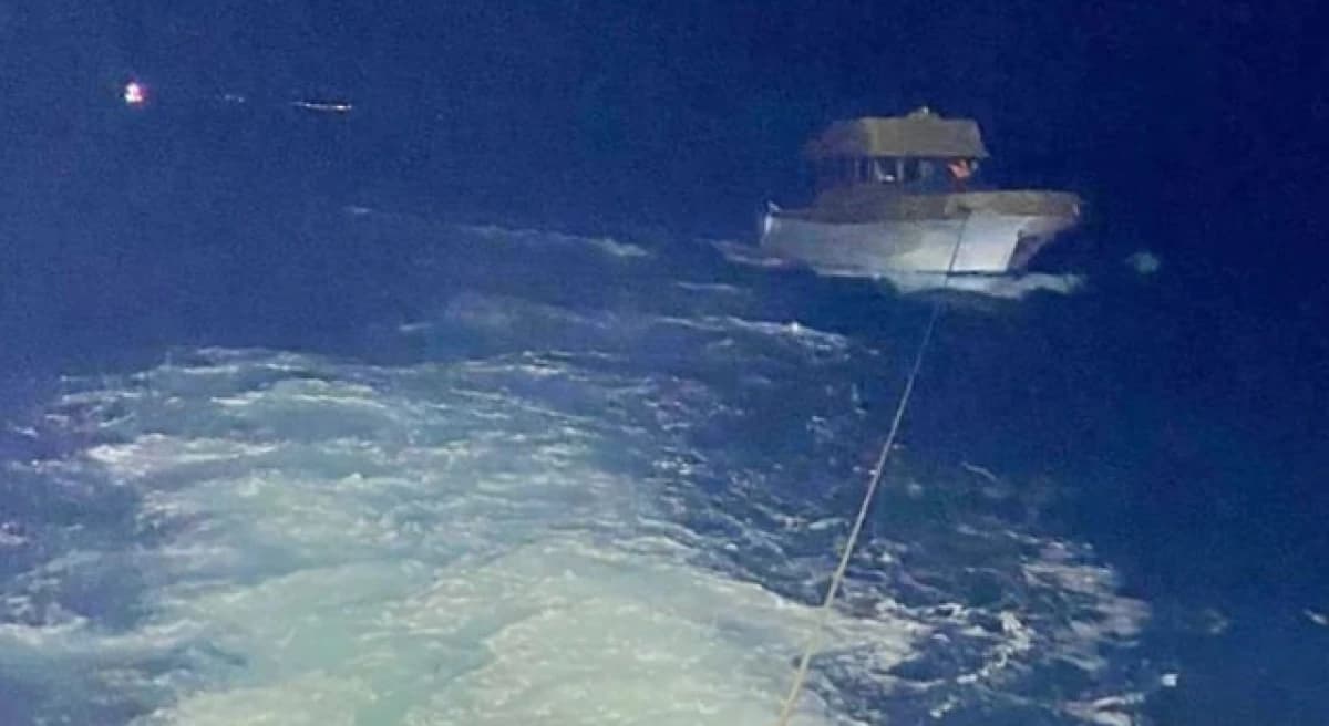 Çanakkale açıklarında sürüklenen tekne kurtarıldı!